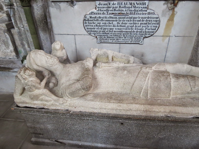 Gisant de Jean IV de Beaumanoir - sculpt en relief - - vtu de son armure - la main gauche serrant le pommeau de son pe - la main droite sur le cur - Sa tte couverte d'un suaire, car mort assassin, est tenue par 2 anges et ses pieds reposent sur un lion